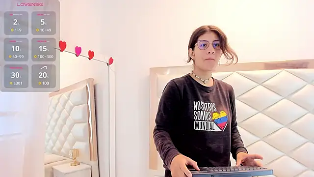 Snapshot of MiaQueen021 chatting on February 2025 12:44:02 PM MiaQueen021 online show from February 2025 12:44:02 PM