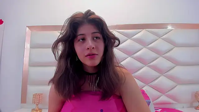 Snapshot of MiaQueen021 chatting on March 2025 07:18:01 PM MiaQueen021 online show from March 2025 07:18:01 PM