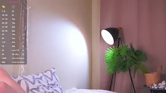 Snapshot of LinnHigh chatting on October 2025 04:36:02 PM LinnHigh online show from October 2025 04:36:02 PM