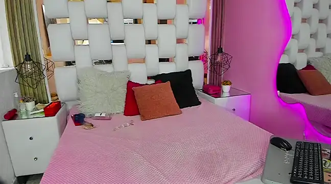 SolEvanss online show from March 2025 05:33:02 PM