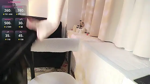 Snapshot of Hey-Cute chatting on February 2025 04:01:02 PM Hey-Cute online show from February 2025 04:01:02 PM