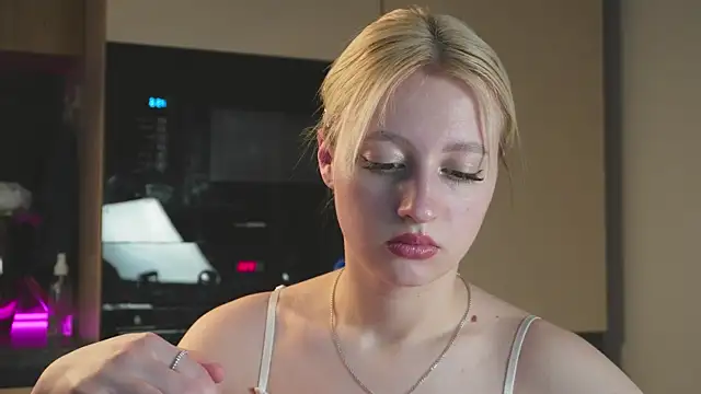 milasmiu online show from March 2025 05:04:02 PM