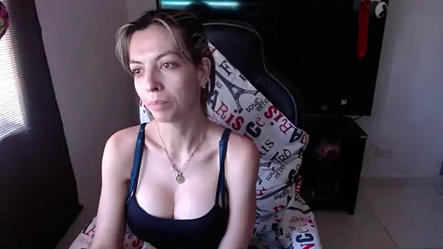 Snapshot of Princezzlove3 chatting on January 2025 06:27:02 PM Princezzlove3 online show from January 2025 06:27:02 PM