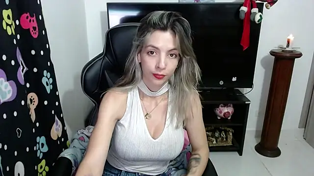 Snapshot of Princezzlove3 chatting on January 2025 11:43:01 PM Princezzlove3 online show from January 2025 11:43:01 PM