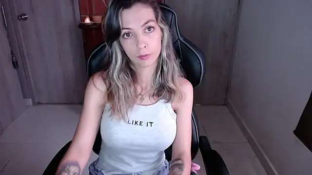 Snapshot of Princezzlove3 chatting on February 2025 12:33:01 PM Princezzlove3 online show from February 2025 12:33:01 PM