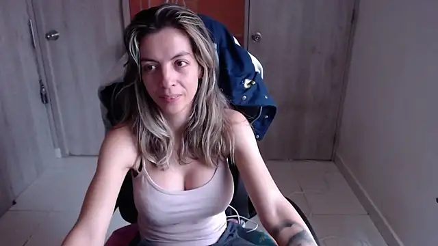 Snapshot of Princezzlove3 chatting on February 2025 02:49:01 PM Princezzlove3 online show from February 2025 02:49:01 PM