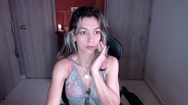 Snapshot of Princezzlove3 chatting on February 2025 12:12:01 PM Princezzlove3 online show from February 2025 12:12:01 PM