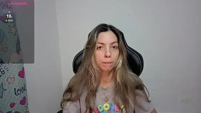 Snapshot of Princezzlove3 chatting on December 2025 01:32:02 AM Princezzlove3 online show from December 2025 01:32:02 AM