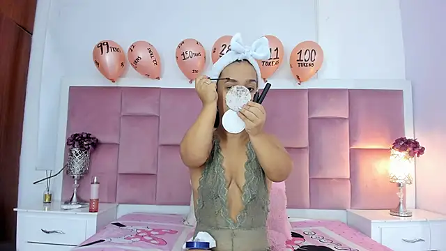 Snapshot of AnieRey chatting on January 2025 12:00:01 PM AnieRey online show from January 2025 12:00:01 PM