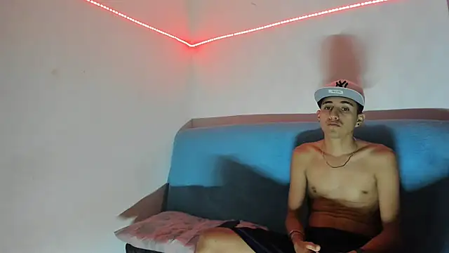 Snapshot of Latinos_2001 chatting on February 2025 01:03:01 AM Latinos 2001 online show from February 2025 01:03:01 AM