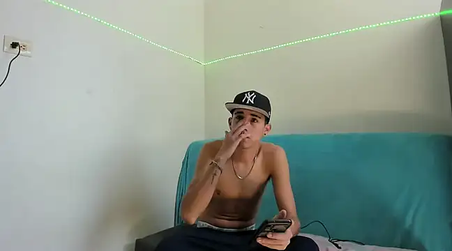 Snapshot of Latinos_2001 chatting on February 2025 04:10:02 PM Latinos 2001 online show from February 2025 04:10:02 PM