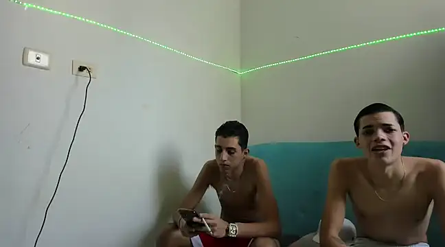 Snapshot of Latinos_2001 chatting on February 2025 07:16:02 PM Latinos 2001 online show from February 2025 07:16:02 PM