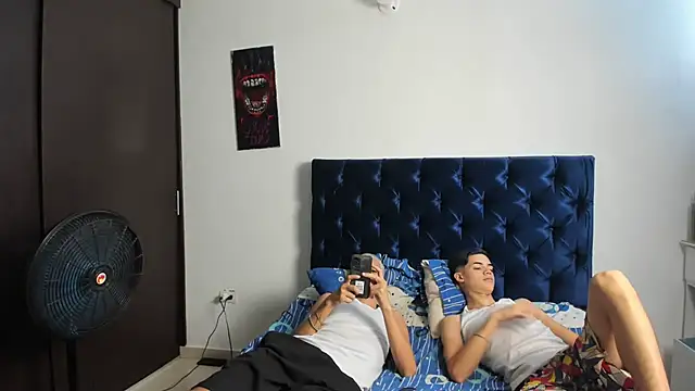 Snapshot of Latinos_2001 chatting on March 2025 04:24:01 PM Latinos 2001 online show from March 2025 04:24:01 PM