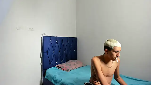 Snapshot of Latinos_2001 chatting on March 2025 04:31:02 PM Latinos 2001 online show from March 2025 04:31:02 PM