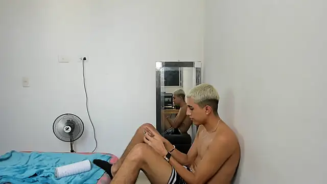 Snapshot of Latinos_2001 chatting on March 2025 06:14:01 PM Latinos 2001 online show from March 2025 06:14:01 PM