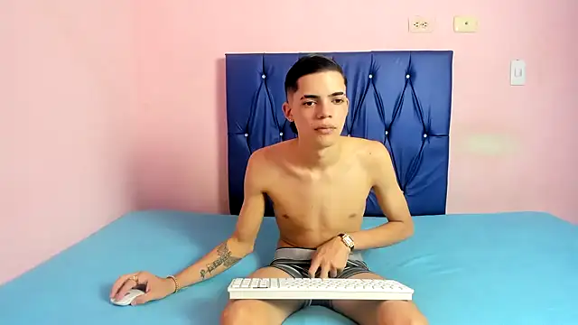 Snapshot of Latinos_2001 chatting on October 2025 01:53:02 PM Latinos 2001 online show from October 2025 01:53:02 PM