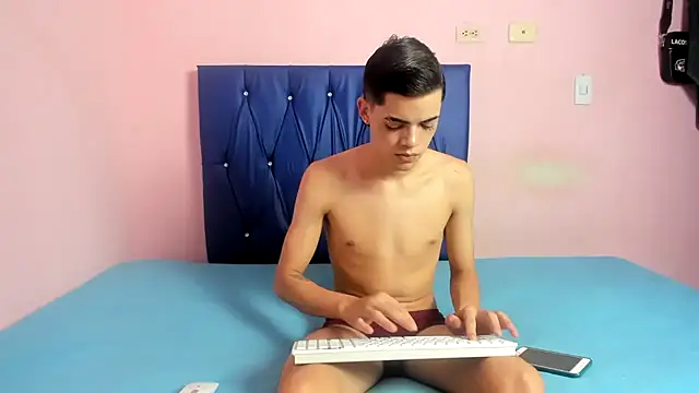 Snapshot of Latinos_2001 chatting on October 2025 05:56:02 PM Latinos 2001 online show from October 2025 05:56:02 PM