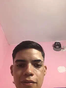 Snapshot of Latinos_2001 chatting on December 2025 02:42:01 AM Latinos 2001 online show from December 2025 02:42:01 AM