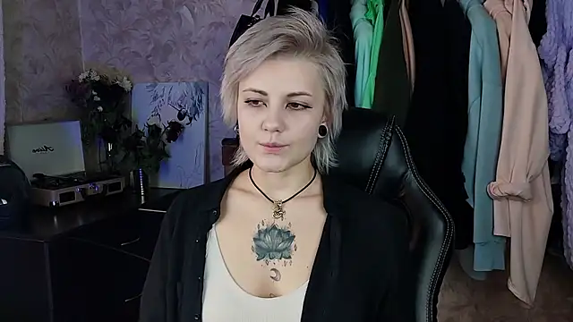 Snapshot of EvaBrownie chatting on January 2025 09:27:01 AM EvaBrownie online show from January 2025 09:27:01 AM