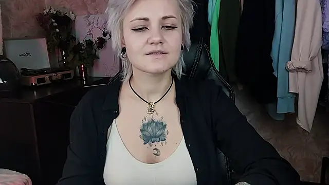 Snapshot of EvaBrownie chatting on January 2025 12:29:02 PM EvaBrownie online show from January 2025 12:29:02 PM