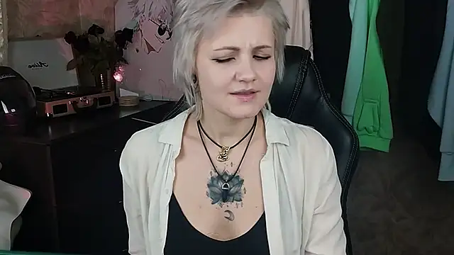 Snapshot of EvaBrownie chatting on February 2025 02:43:01 PM EvaBrownie online show from February 2025 02:43:01 PM