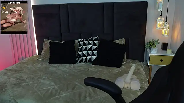 AtheneaRusell online show from October 2025 09:10:02 PM