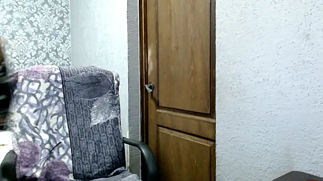 Snapshot of LauraBlan chatting on December 2024 08:33:01 PM LauraBlan online show from December 2024 08:33:01 PM