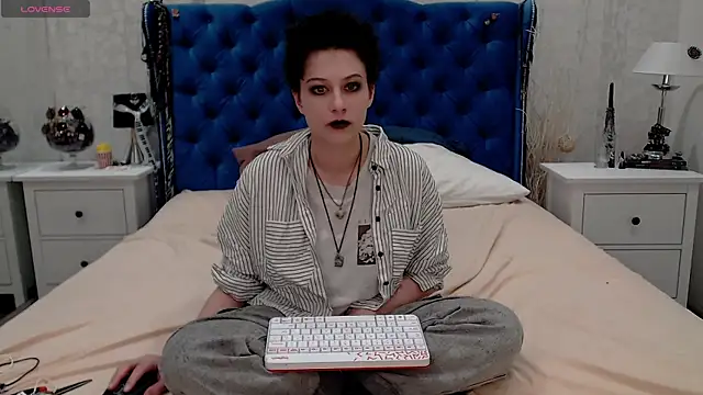 Snapshot of via_mayer_ chatting on May 2026 01:32:02 AM via mayer online show from May 2026 01:32:02 AM