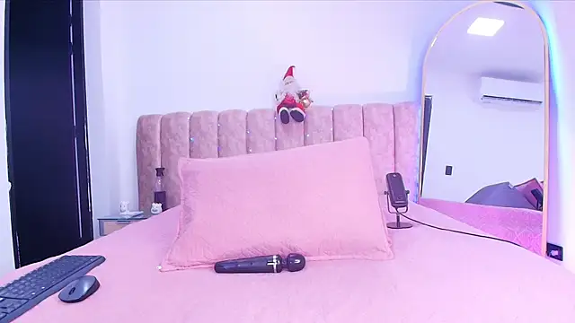 Auroraa miller online show from December 2025 12:01:02 PM