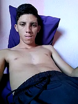 Snapshot of welitonzz28 chatting on April 2026 05:37:01 PM welitonzz28 online show from April 2026 05:37:01 PM