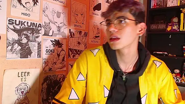 Snapshot of Mickey_Magic chatting on March 2025 07:27:02 AM Mickey Magic online show from March 2025 07:27:02 AM