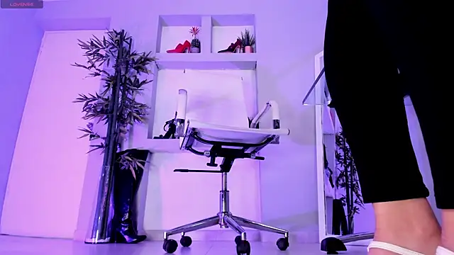 Snapshot of hannah_howeell__ chatting on January 2025 12:17:01 PM hannah howeell online show from January 2025 12:17:01 PM