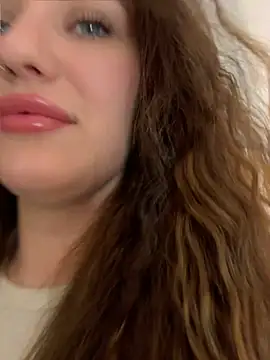 Snapshot of KiraBarlows chatting on June 2026 06:52:02 AM KiraBarlows online show from June 2026 06:52:02 AM