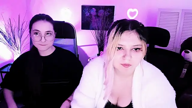 Snapshot of DiaAngell chatting on April 2026 08:40:01 PM DiaAngell online show from April 2026 08:40:01 PM