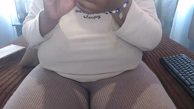 Snapshot of BUBBLYBUNNYxx chatting on June 2026 05:27:01 AM BUBBLYBUNNYxx online show from June 2026 05:27:01 AM
