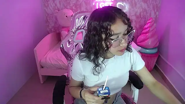 Snapshot of kassandra_ch_ chatting on February 2025 06:04:02 PM kassandra ch online show from February 2025 06:04:02 PM