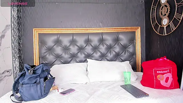 Snapshot of DalayMoore chatting on December 2025 07:44:01 PM DalayMoore online show from December 2025 07:44:01 PM