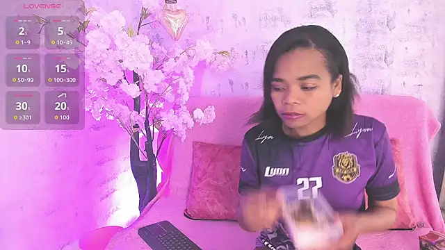 Snapshot of Gletty_noa chatting on October 2025 07:33:02 PM Gletty noa online show from October 2025 07:33:02 PM