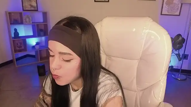 Nicole Foxx  online show from November 2025 07:47:02 PM