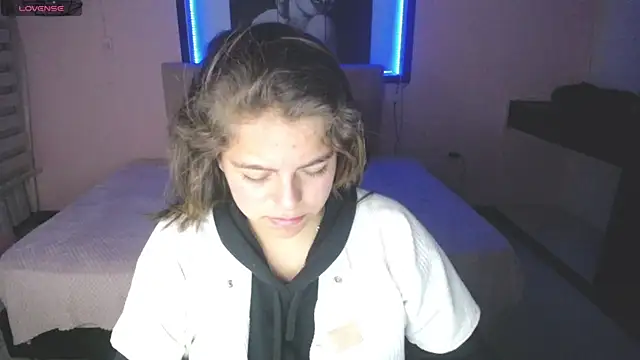 Kitten Cam online show from November 2025 01:17:02 AM