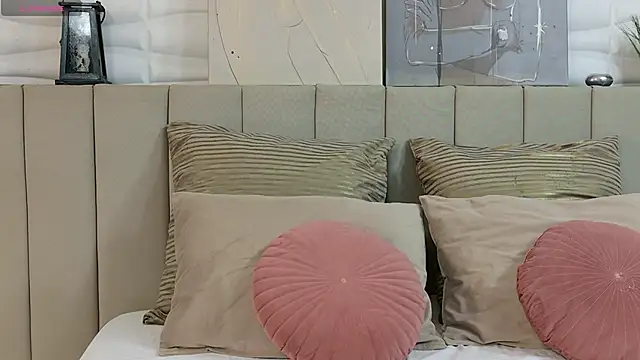 Snapshot of Elly_Ross chatting on November 2025 05:07:01 AM Elly Ross online show from November 2025 05:07:01 AM