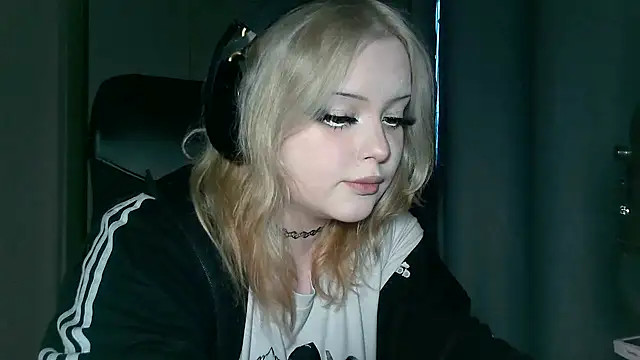 Snapshot of Electro_doll chatting on February 2025 01:11:02 PM Electro doll online show from February 2025 01:11:02 PM