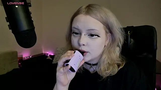 Snapshot of Electro_doll chatting on March 2025 08:10:02 PM Electro doll online show from March 2025 08:10:02 PM