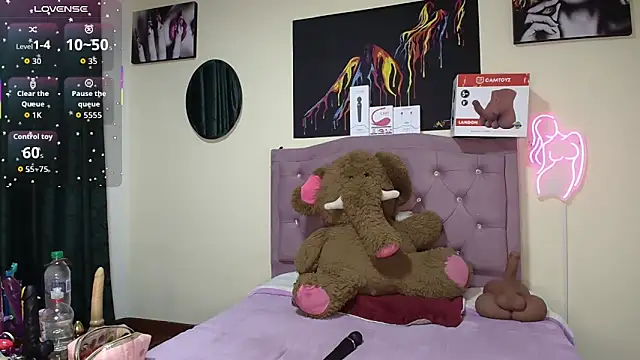 Snapshot of Emmie_Hot chatting on June 2026 11:57:01 AM Emmie Hot online show from June 2026 11:57:01 AM