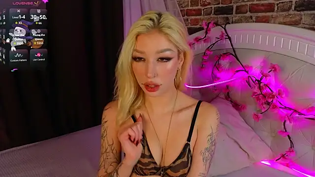 Snapshot of SallyCha chatting on November 2025 08:25:02 AM SallyCha online show from November 2025 08:25:02 AM