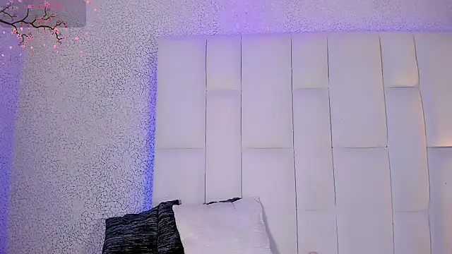 Angeles Busst online show from November 2025 01:13:01 PM