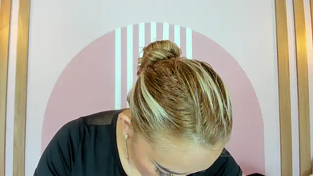 Lannajansen online show from April 2026 01:33:02 PM