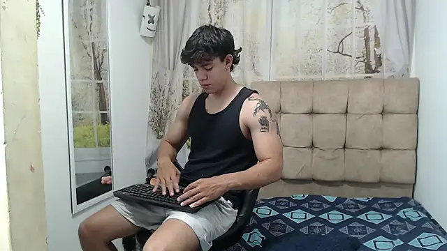 Snapshot of HENRY_SENNI chatting on September 2025 05:05:02 PM HENRY SENNI online show from September 2025 05:05:02 PM