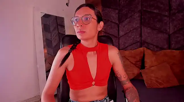 Snapshot of LauraaGomezz__ chatting on February 2025 01:30:02 AM LauraaGomezz   online show from February 2025 01:30:02 AM