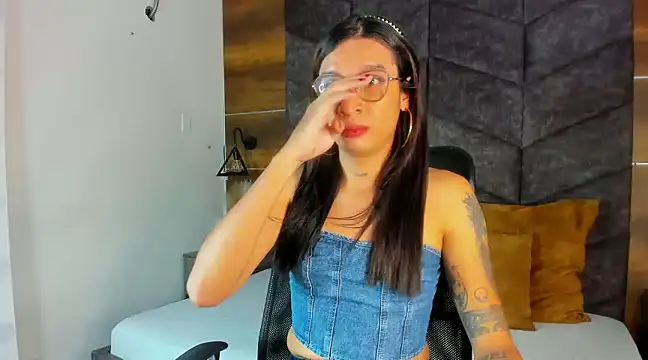 Snapshot of LauraaGomezz__ chatting on February 2025 07:27:01 PM LauraaGomezz   online show from February 2025 07:27:01 PM